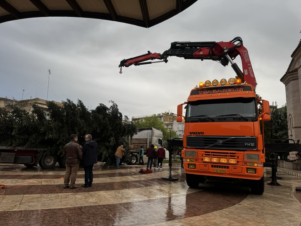 Άργος: Ένα Γιγάντιο Χριστουγεννιάτικο Δέντρο Στολίζει την Πόλη!